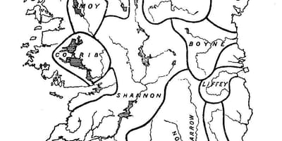 Carte vierge de l'irlande avec des rivières et des montagnes
